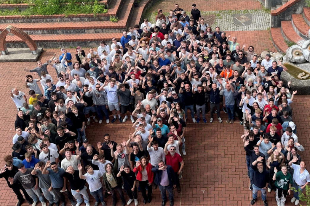 Alcuni studenti e docenti della Josef Greising Schule